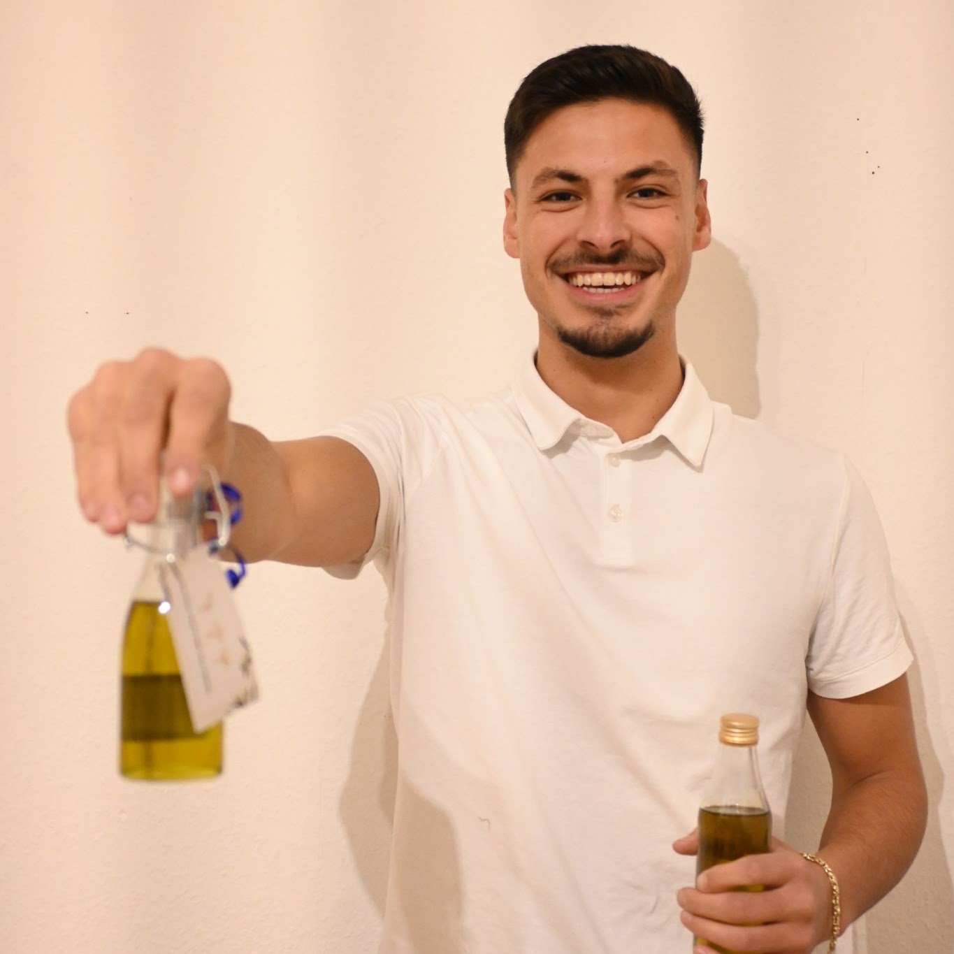 Tom mit einer Probeflasche und einer 0,5 l Flasche Tori-Crete Olivenöl