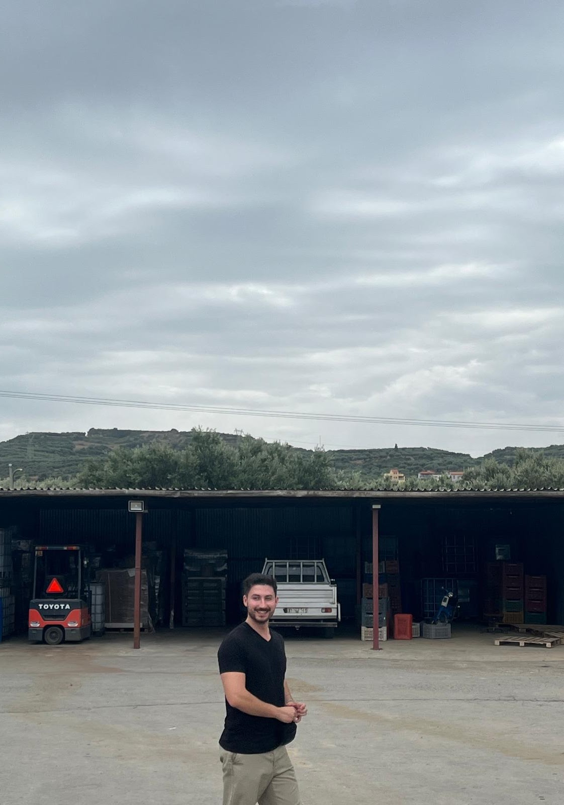 Tom und Richard bei der Besichtigung der Olivenölmühle auf Kreta