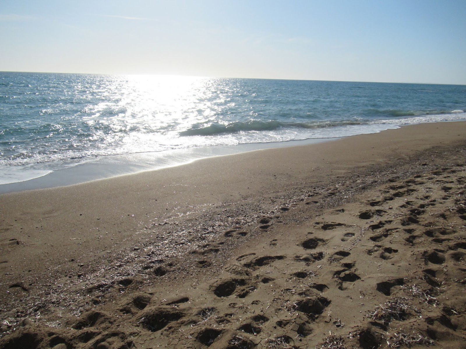 Sandstrand mit türkisblauem Mittelmeer an der Küste Kretas
