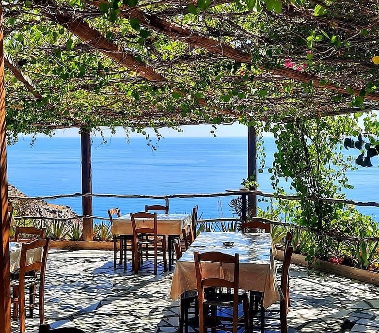Traditionelle griechische Taverne mit Meerblick auf Kreta
