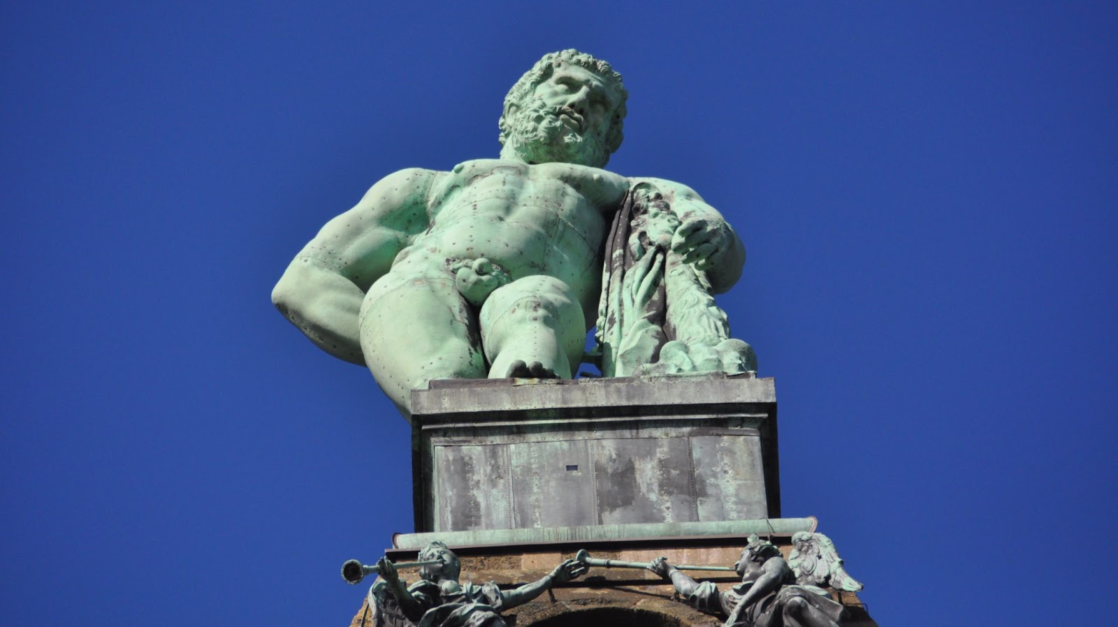 Die monumentale Herkulesstatue auf dem Oktogon im Bergpark Wilhelmshöhe, Kassel